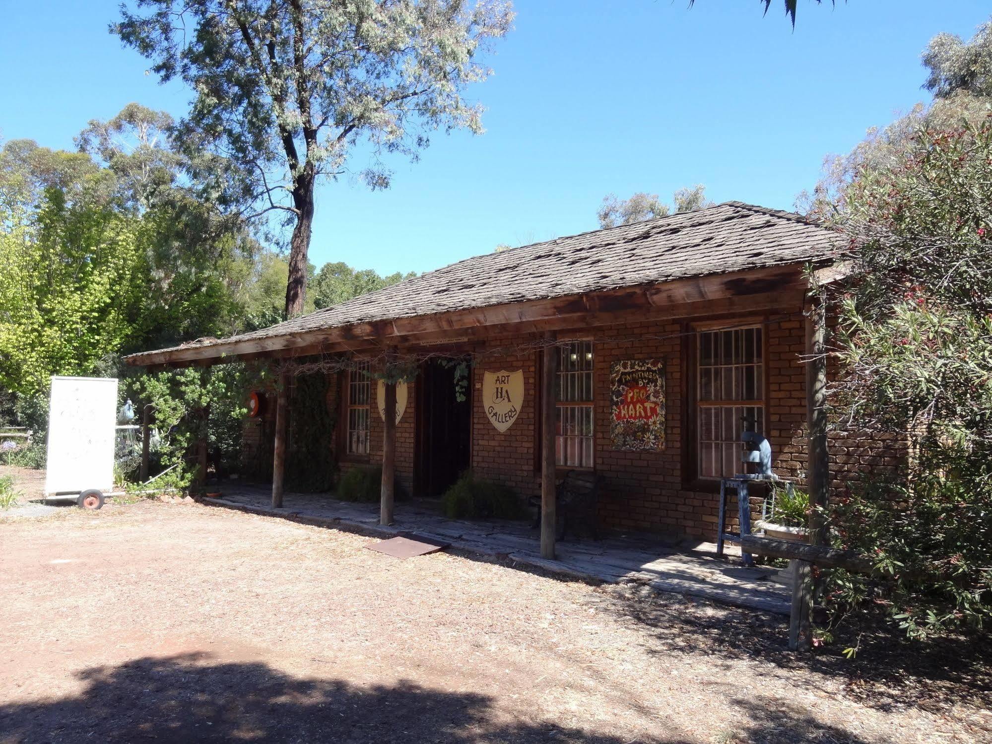 Olde Horsham Motor Inn Exterior photo